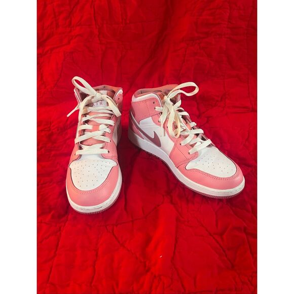 Nike‎ Air Jordan 1 Mid Valentine's Day" 2023  Youth 7 / Women's 8.5 - Picture 1 of 7
